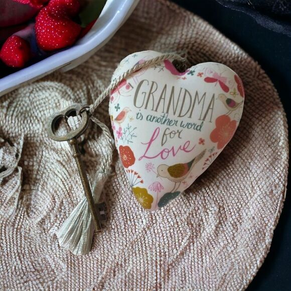 Demdaco Art Hearts Grandma's Is Another Word For Love Heart Figure Key R Jones - Picture 1 of 16